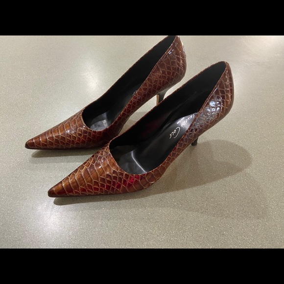 Kenneth Cole alligator print patent leather pumps - Picture 2 of 13
